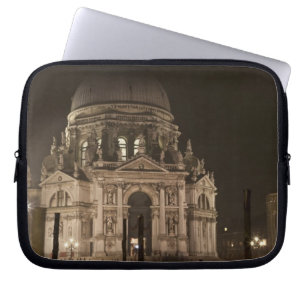 Nachtansicht über das Wasser von San Giorgio Maggi Laptopschutzhülle