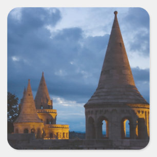 Nachtansicht von Fisherman's Bastion, Castle Hil Quadratischer Aufkleber