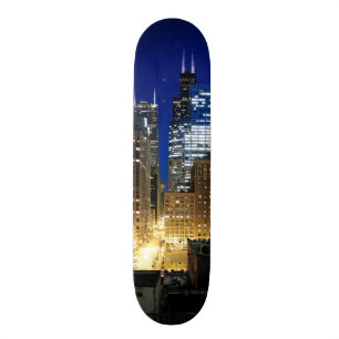 Nachtansicht von Stadtbild von Chicago Skateboard