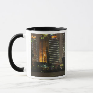 Nachtblick auf die Höhen in Pudong New Area durch Tasse