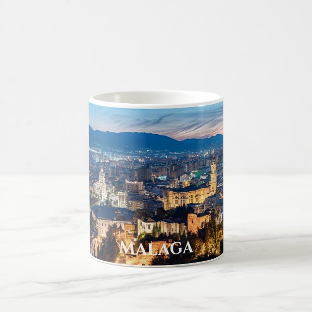 Nachtblick auf die Kathedrale von Malaga, Spanien Kaffeetasse (Mittel)