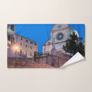 Nachtblick auf Treppe und Kirche in Split, Kroatie Badhandtuch Set