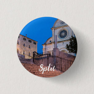 Nachtblick auf Treppe und Kirche in Split, Kroatie Button