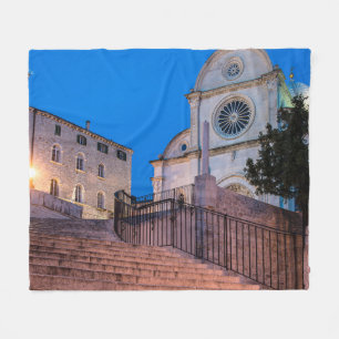Nachtblick auf Treppe und Kirche in Split, Kroatie Fleecedecke
