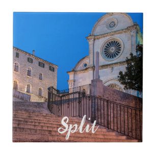 Nachtblick auf Treppe und Kirche in Split, Kroatie Fliese