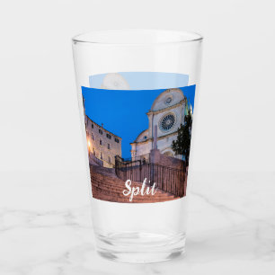 Nachtblick auf Treppe und Kirche in Split, Kroatie Glas