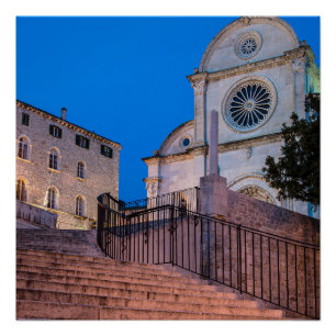 Nachtblick auf Treppe und Kirche in Split, Kroatie Poster