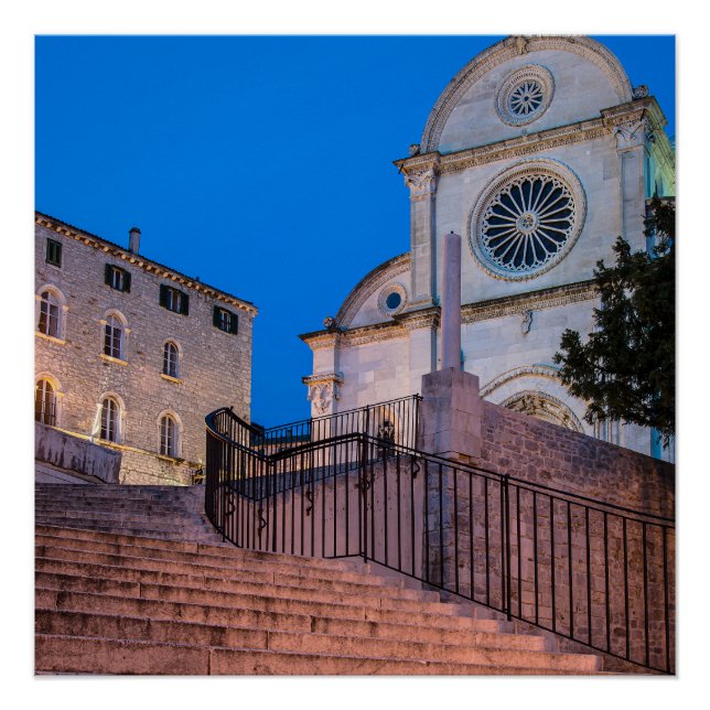 Nachtblick auf Treppe und Kirche in Split, Kroatie Poster (Vorderseite)