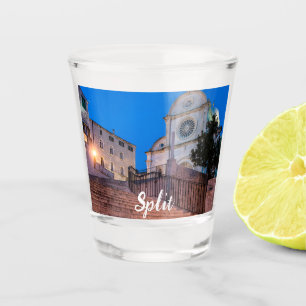 Nachtblick auf Treppe und Kirche in Split, Kroatie Schnapsglas