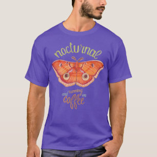 Nachtorange-Motte auf einem Kaffee auf dunkler Ba T-Shirt
