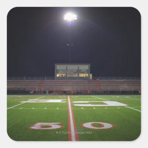 Nachts beleuchtetes amerikanisches Fußballfeld Quadratischer Aufkleber