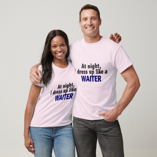 Nachts kleide ich mich wie ein Kellner T-Shirt (Unisex)