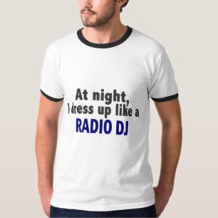Nachts kleide ich oben wie ein Radio DJ an T-Shirt