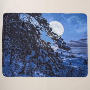Nachts über schneebedeckten Tannenbaum und Meeresk Sherpadecke