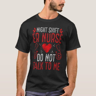 Nachtschicht Notaufnahme Krankenschwester spricht T-Shirt