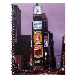 Nachtverkehr auf dem New York Times Square Notizblock