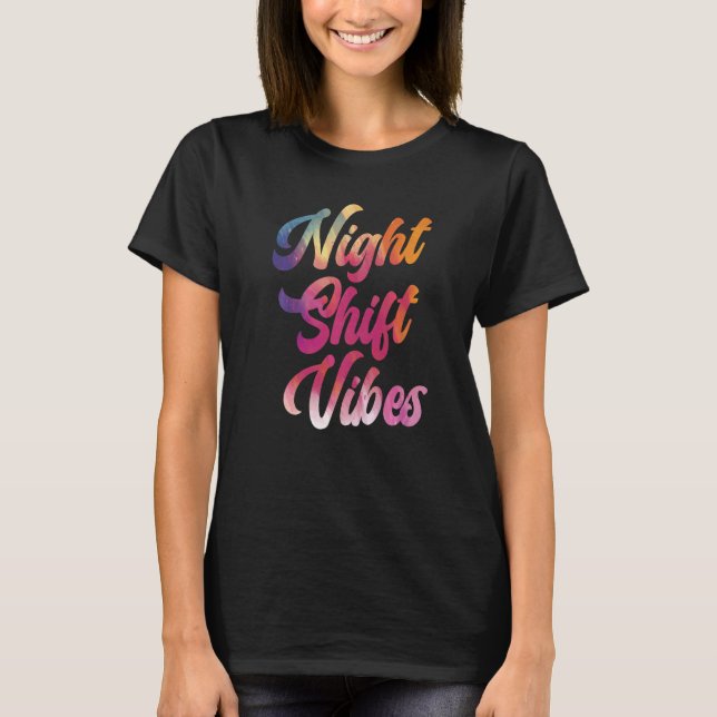 Nachtverschiebung Vibes Graveyard Shift Mitarbeite T-Shirt (Vorderseite)