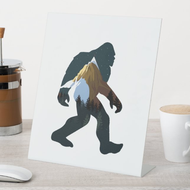 Nachtwald Bigfoot Sockelschild (In Situ)