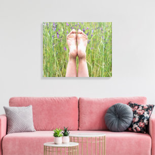 nackte Füße auf Wiesenwildblumen Leinwanddruck