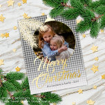 Nadeln Gold aus dem klassischen weißen Pine Tree Folien Feiertagspostkarte<br><div class="desc">Moderne Weihnachtsfeiertage Grußkarte mit weißen Kiefernnadeln Kränze Blätter Muster auf einem klassischen weiß-grauen Gingham karierte tartan Muster Hintergrund, mit echter Goldfolie Merry Christmas Wunschtext. Mit Option und Raum, um den Text, Familienname und Jahresdatum, und fügen Sie ein persönliches Foto Ihrer Wahl auf der Vorderseite, und eine anpassbare Saison Grußmeldung auf...</div>