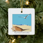 Nags Head, NC Horseshoe Crab Seagull Beach Keramikornament<br><div class="desc">Dekoration mit einer zweidimensionalen Horseshoe Krabbe mit einem Meeresmöbelbild,  das mit Wellen über den Strand fliegt. Datum Anpassbar auf der Rückseite. Nags Head,  North Carolina vorne im Schriftart Baskerville</div>