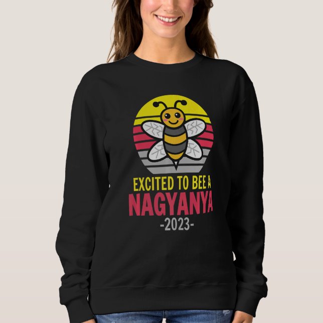 Nagyanya 2023  Bee  Grandma  Excited To Be A Nagya Sweatshirt (Vorderseite)