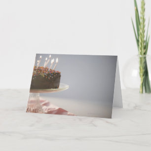 Nah oben vom Schokoladengeburtstagskuchen mit Karte