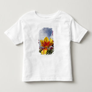 Nah oben von den bunten blühenden Tulpen in Orego Kleinkind T-shirt