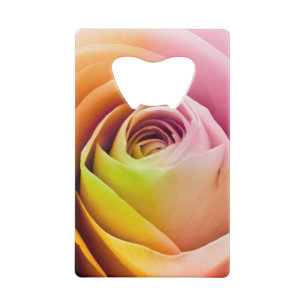 Nah oben von den bunten Rosen-Blumenblättern Kreditkartenflaschenöffner