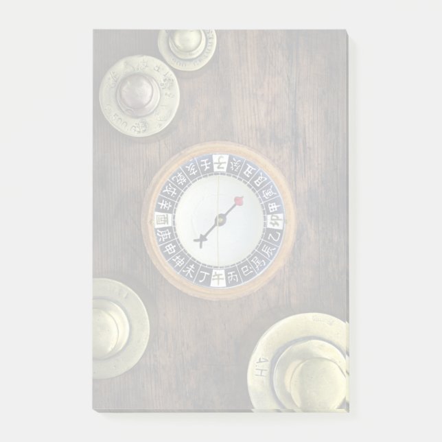 Nah oben von den chinesischen Kompass-und Post-it Klebezettel (Vorderseite)