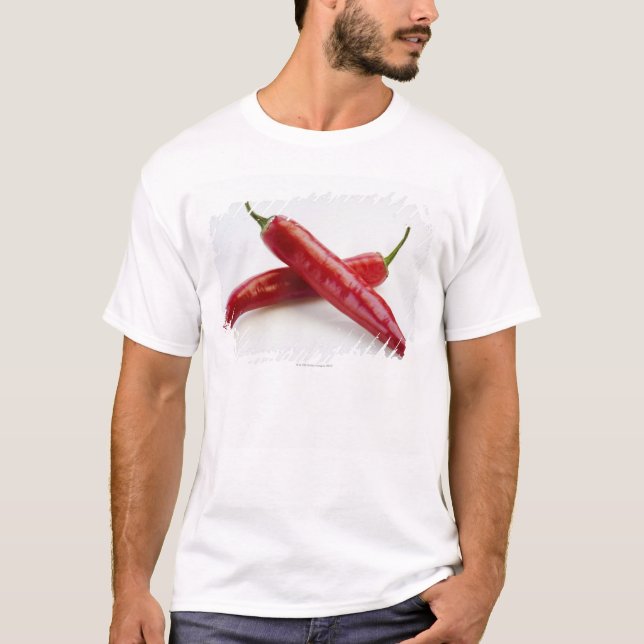 Nah oben von den roten Chili-Paprikaschoten auf T-Shirt (Vorderseite)