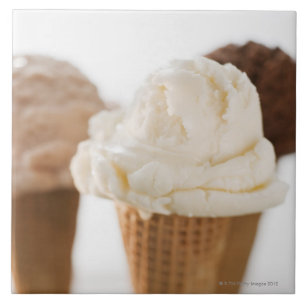 Nah oben von den verschiedenen Eiscremekegeln Fliese