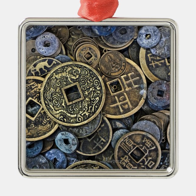 Nah oben von den vietnamesischen Münzen Silbernes Ornament (Vorne)