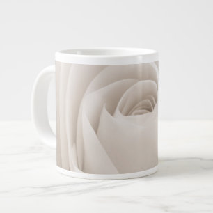 Nah oben von den weißen Rosen-Blumenblättern Jumbo-Tasse