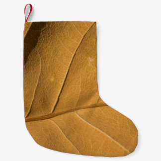 Nah-up abstrakte Trockenblattstruktur Hintergrund Kleiner Weihnachtsstrumpf