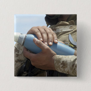 Nah-up-Ansicht eines Soldaten, der eine Munition k Button