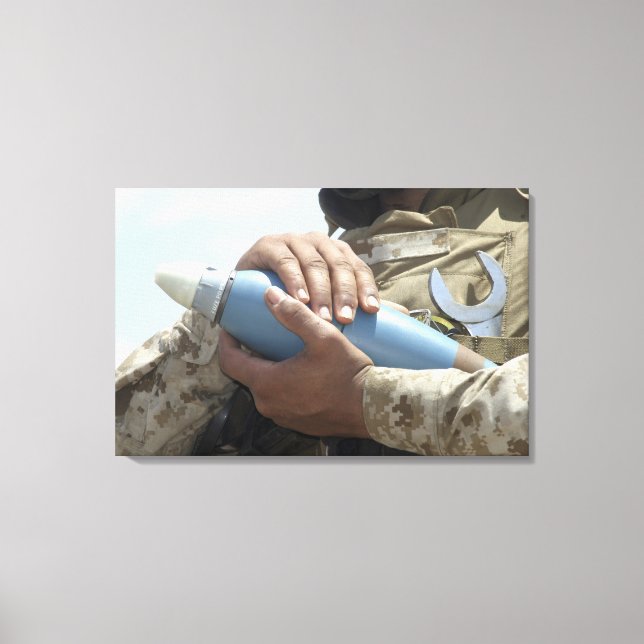 Nah-up-Ansicht eines Soldaten, der eine Munition k Leinwanddruck (Vorderseite)