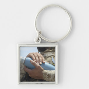 Nah-up-Ansicht eines Soldaten, der eine Munition k Schlüsselanhänger