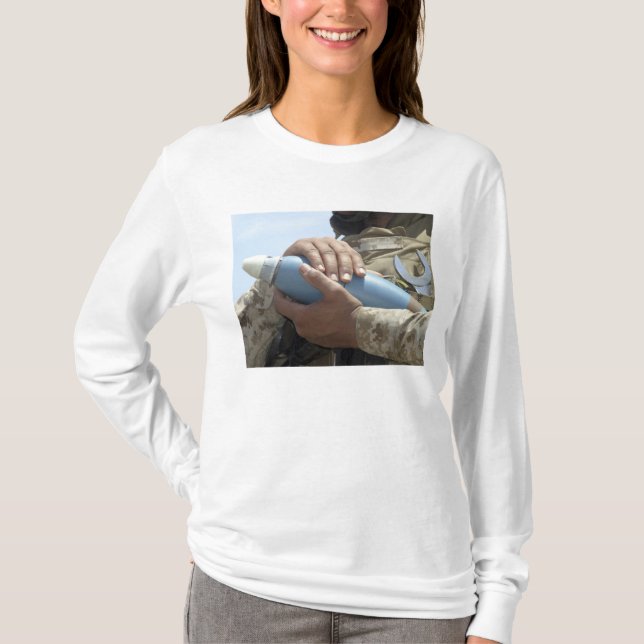 Nah-up-Ansicht eines Soldaten, der eine Munition k T-Shirt (Vorderseite)