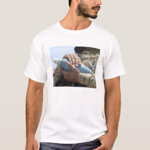 Nah-up-Ansicht eines Soldaten, der eine Munition k T-Shirt