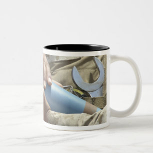 Nah-up-Ansicht eines Soldaten, der eine Munition k Zweifarbige Tasse