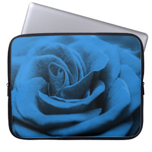 Nah-up blaue rote Rose, Makro-Schönheit. Laptopschutzhülle