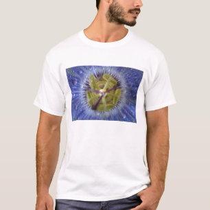 Nah-up der aufgeweckten Leidenschaft Blume. Kredit T-Shirt