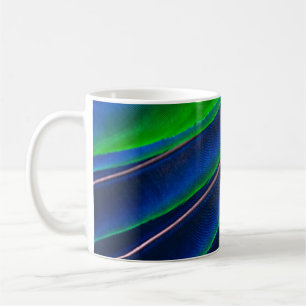 Nah-up-Fotografie mit grünen und blauen Feder Kaffeetasse