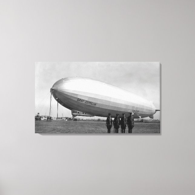 Nah-Up Graf Zeppelin Blimp View Leinwanddruck (Vorderseite)