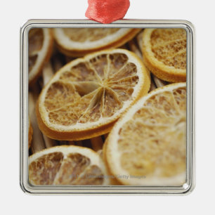 Nahaufnahme der getrockneten Scheiben der Zitrone Ornament Aus Metall
