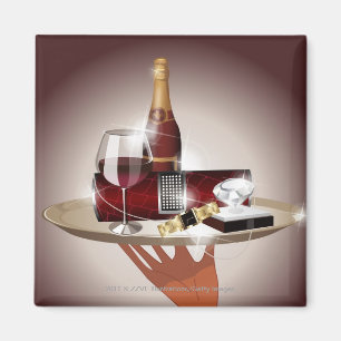 Nahaufnahme der Hand eines Kellners, die einen Magnet