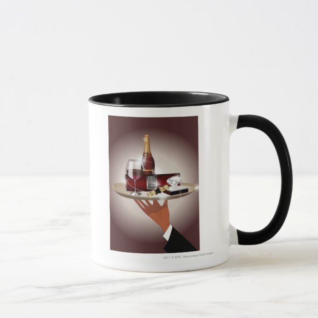 Nahaufnahme der Hand eines Kellners, die einen Tasse (Rechts)