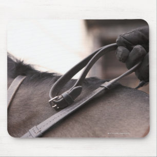 Nahaufnahme der Hand Zügel des Pferds halten Mousepad