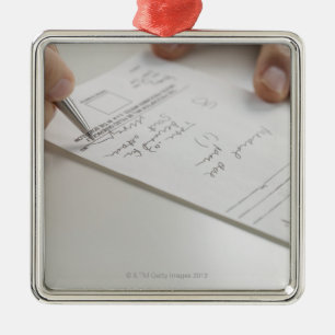 Nahaufnahme der Hände, die Verordnung Silbernes Ornament